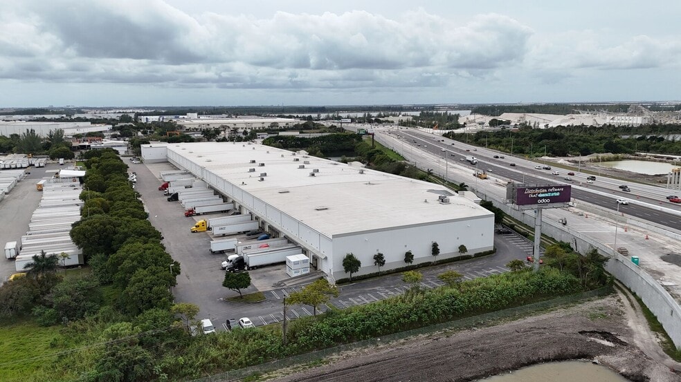 11401 NW 134th St, Medley, FL à louer - Photo du bâtiment - Image 2 de 3