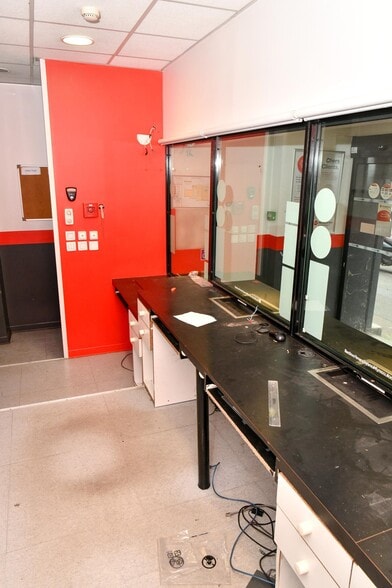 44 Boulevard Du Général Leclerc, Clichy for lease - Interior Photo - Image 3 of 5