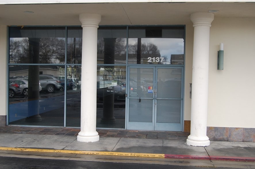 2135-2141 Bellflower Blvd, Long Beach, CA for lease - Building Photo - Image 3 of 18