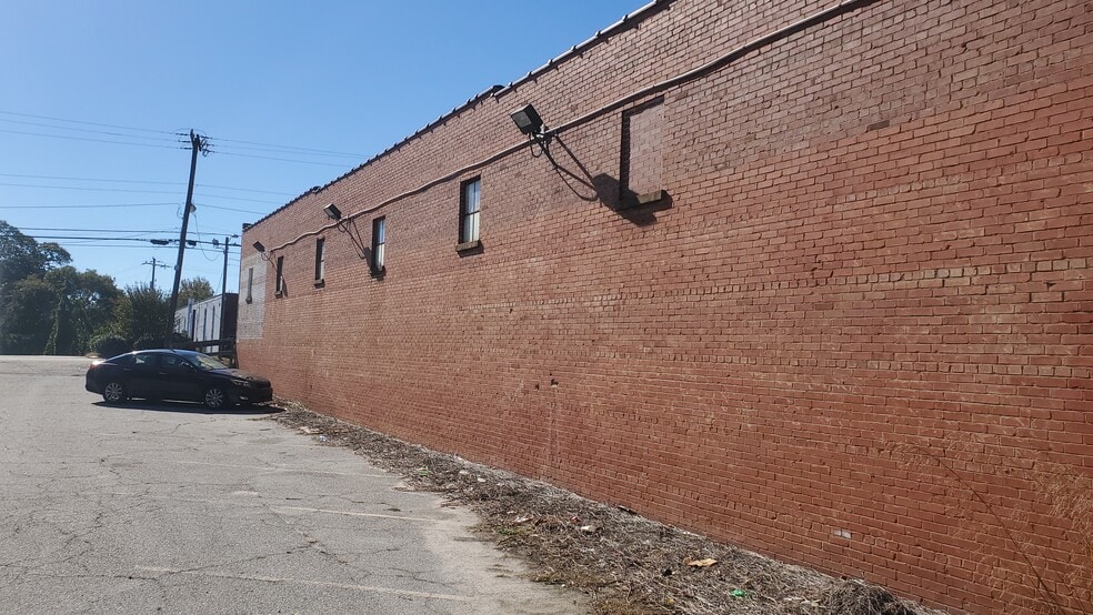 734 N Greenwood Ave, Ware Shoals, SC for sale - Building Photo - Image 2 of 11