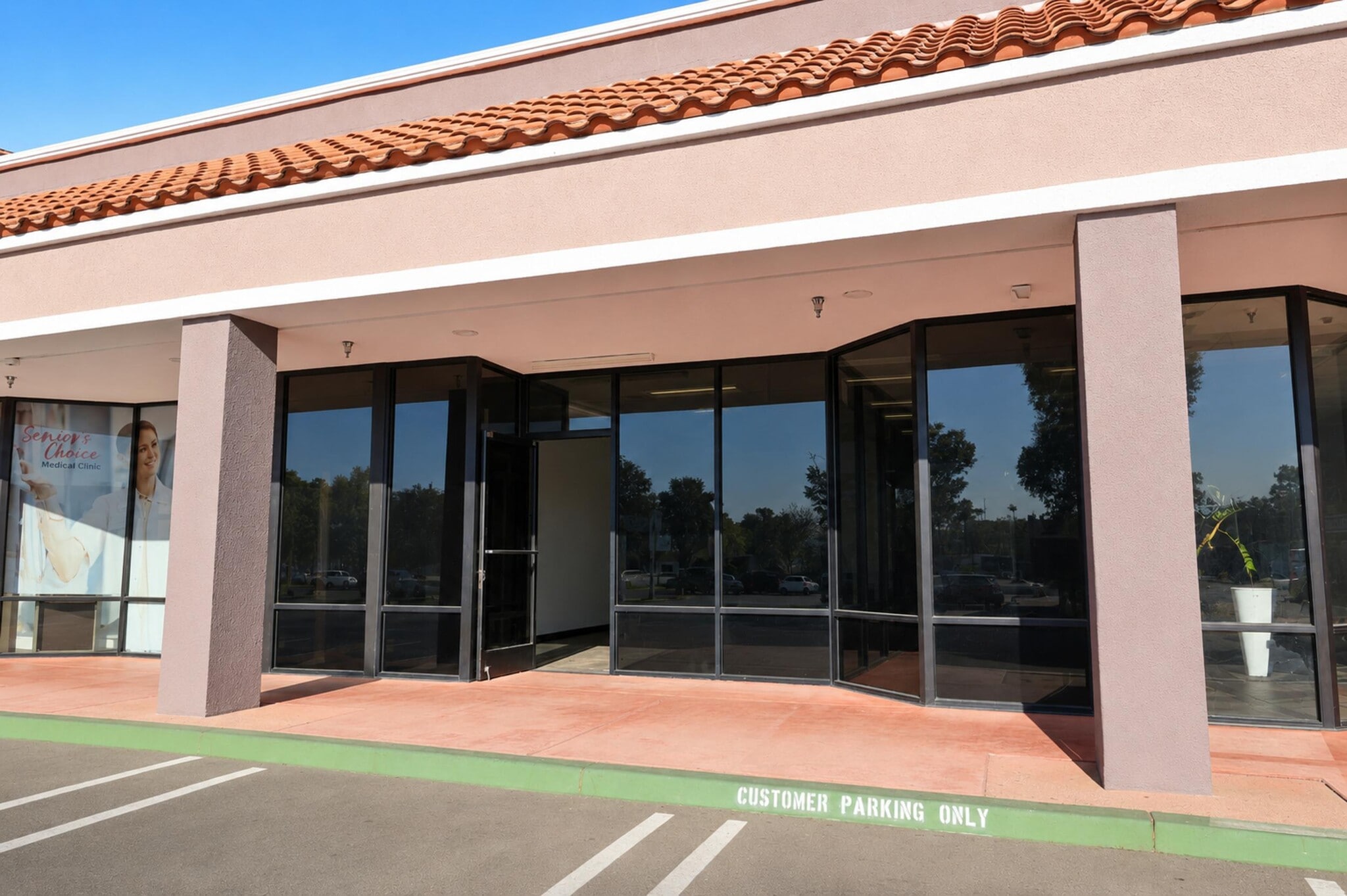 8990 Sierra Ave, Fontana, CA à louer Photo intérieure- Image 1 de 7