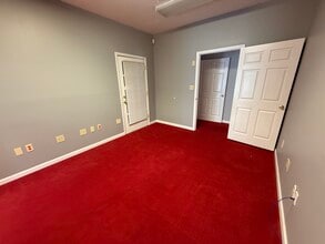 707 Westchester Dr, High Point, NC for lease Interior Photo- Image 2 of 8