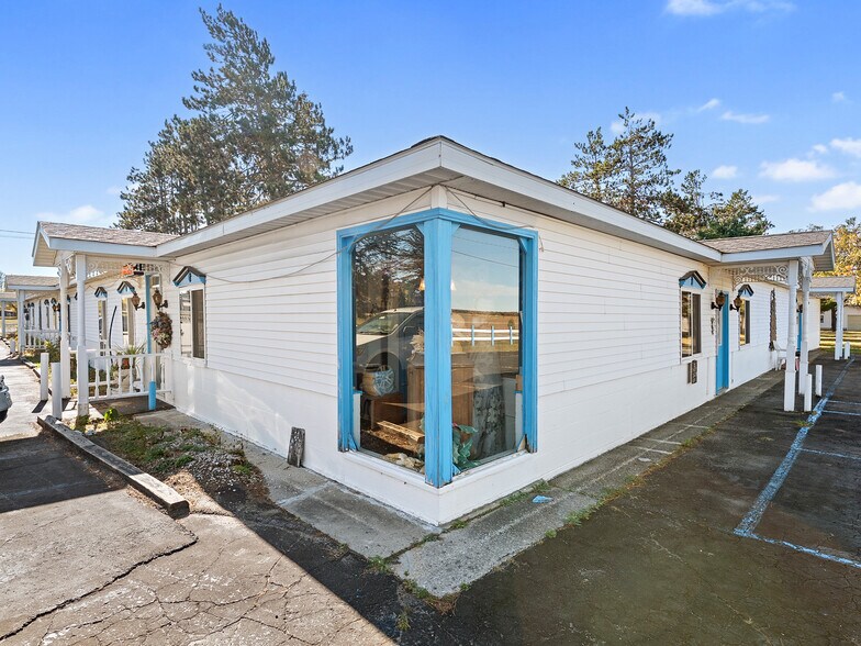 1024 S I 75 Business Loop, Grayling, MI à vendre - Photo du bâtiment - Image 2 de 73