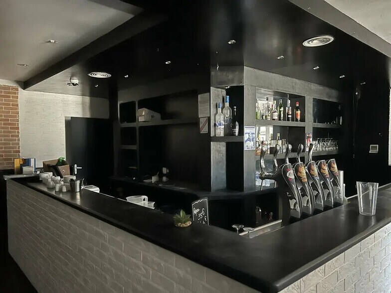 Commerce de détail dans Aix-en-Provence à louer - Photo du bâtiment - Image 3 de 6