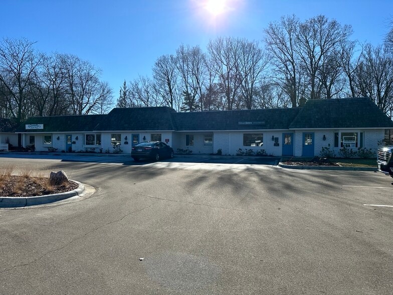 18279 Minnetonka Blvd, Deephaven, MN for lease - Building Photo - Image 3 of 12