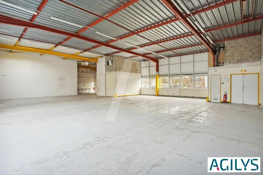 Flex in Les Ulis for lease - Interior Photo - Image 3 of 12