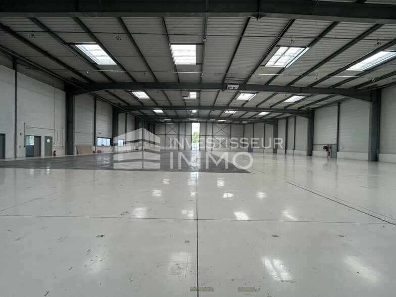 Industrial in Le Mesnil-Amelot for lease - Building Photo - Image 3 of 10