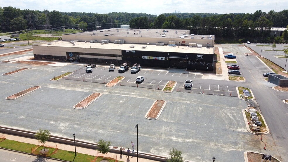 7101 Macfarlane Blvd N, Charlotte, NC for lease - Primary Photo - Image 1 of 13