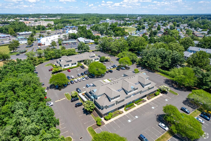 333 N Oxford Valley Rd, Fairless Hills, PA à vendre - Photo du bâtiment - Image 3 de 24