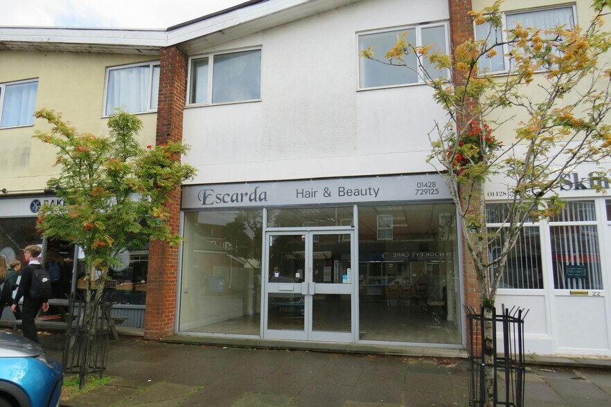 Station Rd, Liphook à louer - Photo du bâtiment - Image 3 de 3