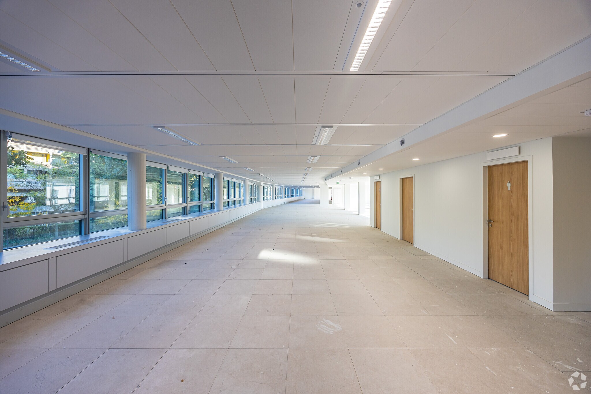 9-35 Avenue Pierre De Coubertin, Paris for lease Interior Photo- Image 1 of 5