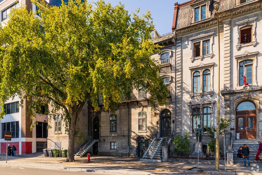 419-427 Av Viger E, Montréal, QC à vendre - Photo du bâtiment - Image 3 de 3