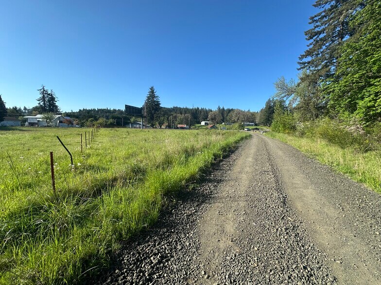26003 Salmon River Hwy, Willamina, OR à vendre - Photo du bâtiment - Image 2 de 4