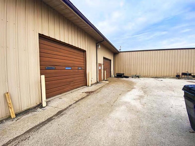 1247 Belgrove Dr, Bellefontaine Neighbors, MO à vendre - Photo du bâtiment - Image 2 de 9
