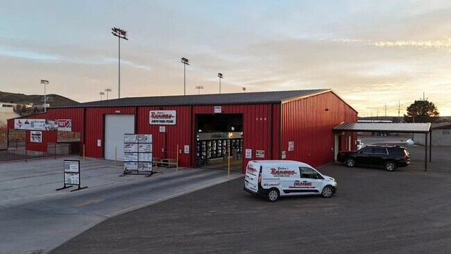 Plus de détails pour 300 S Cockrell St, Alpine, TX - Commerce de détail à vendre