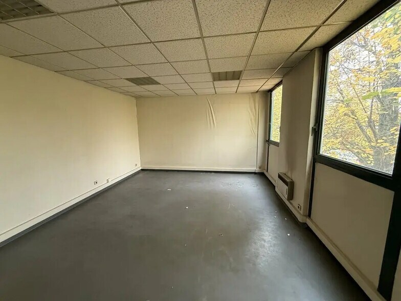 Flex in Villepinte for lease - Interior Photo - Image 3 of 4