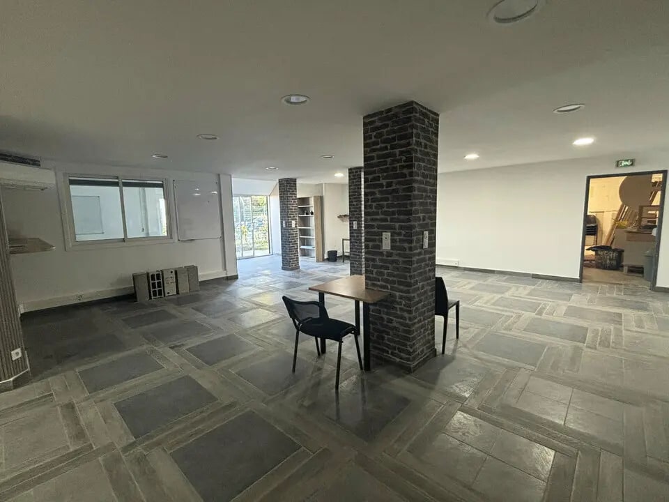 Retail in Martigues for lease Interior Photo- Image 1 of 13