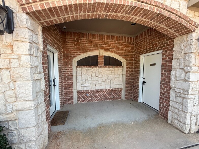 2124 Parkwood Dr, Bedford, TX for lease - Building Photo - Image 2 of 12