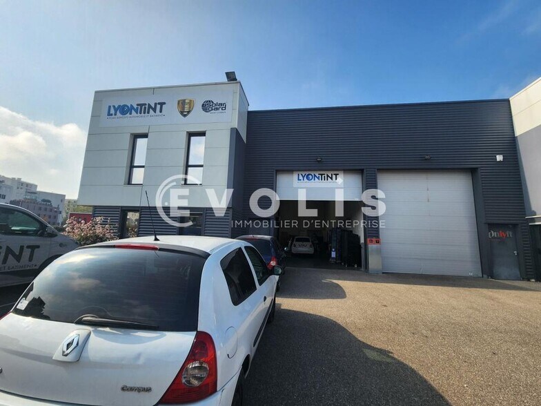 61 Rue Mathieu Dussurgey, Saint-Fons à vendre - Photo du bâtiment - Image 1 de 9