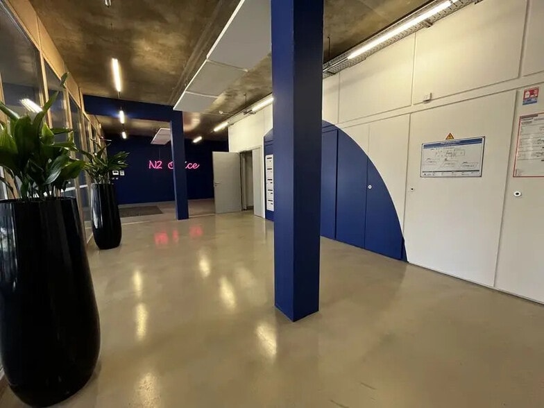 Bureau dans Bordeaux à louer - Hall d’entrée - Image 2 de 11