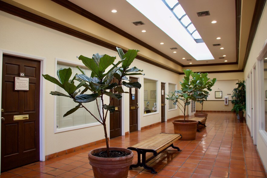 1700 N Dixie Hwy, Boca Raton, FL for lease - Interior Photo - Image 2 of 26