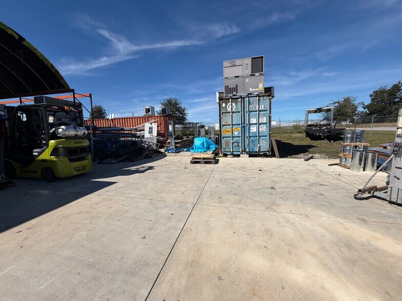 2300 Mayflower Ave, Apopka, FL à louer - Photo du bâtiment - Image 1 de 4
