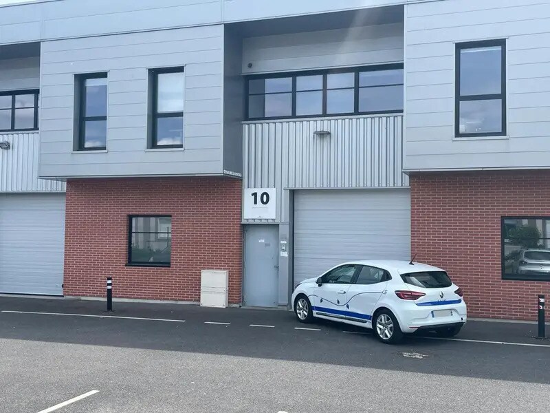 Flex dans SAINT-OUEN-L'AUMONE à louer Photo du bâtiment- Image 1 de 13