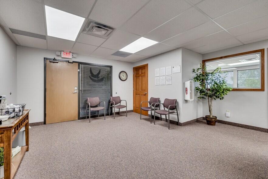 4205 Lancaster Ln N, Plymouth, MN for sale - Interior Photo - Image 3 of 19