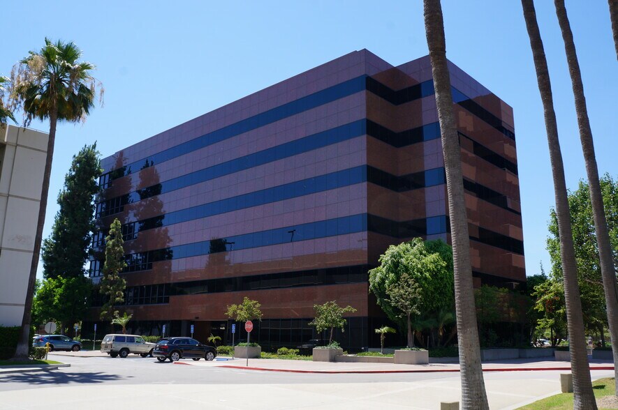 5000 E Spring St, Long Beach, CA à louer - Photo du bâtiment - Image 3 de 17