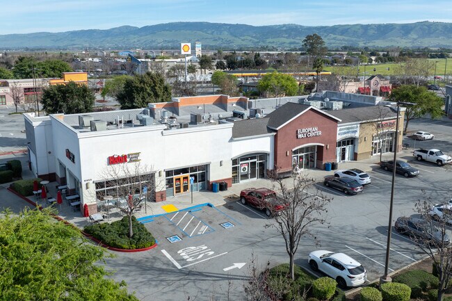 Plus de détails pour 6955 Camino Arroyo, Gilroy, CA - Commerce de détail à louer