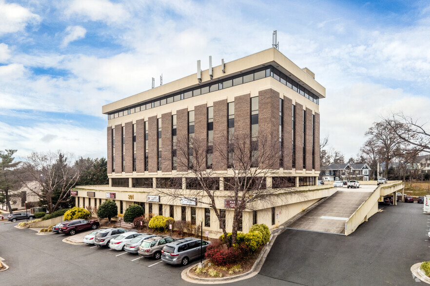 301 Maple Ave W, Vienna, VA à vendre - Photo principale - Image 1 de 1