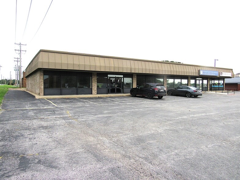 220 Regional Dr, Alton, IL for lease - Building Photo - Image 1 of 7