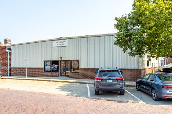Plus de détails pour 911 Court St, Adel, IA - Commerce de détail à vendre