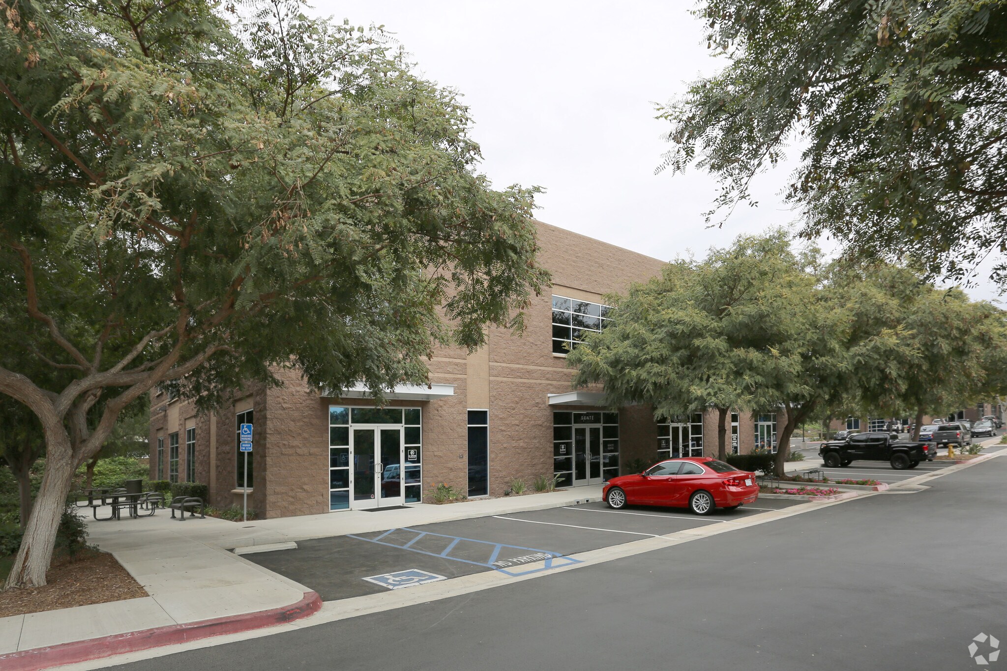 2540-2546 Gateway Rd, Carlsbad, CA à louer Photo du bâtiment- Image 1 de 65