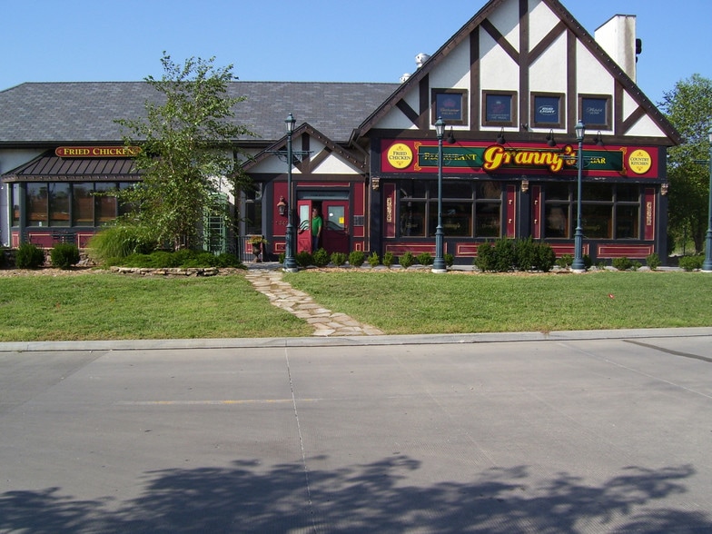 1340 Village West Pky, Kansas City, KS for lease - Primary Photo - Image 1 of 16