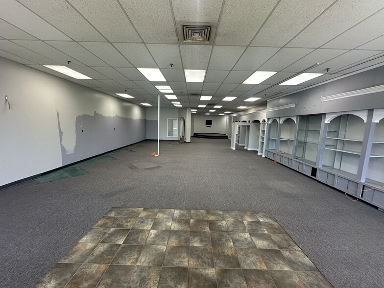 11529 Kingston Pike, Farragut, TN for lease - Interior Photo - Image 2 of 3