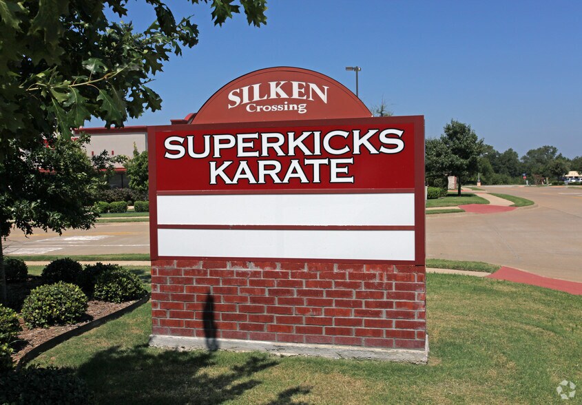 800 Silken Xing, Midlothian, TX à louer - Photo du bâtiment - Image 3 de 4