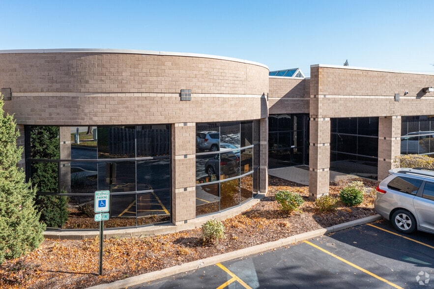 837 Oakton St, Elk Grove Village, IL for lease - Building Photo - Image 2 of 6