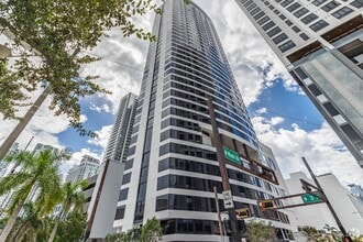 225-233 N Miami Ave, Miami, FL à louer Photo du bâtiment- Image 1 de 1