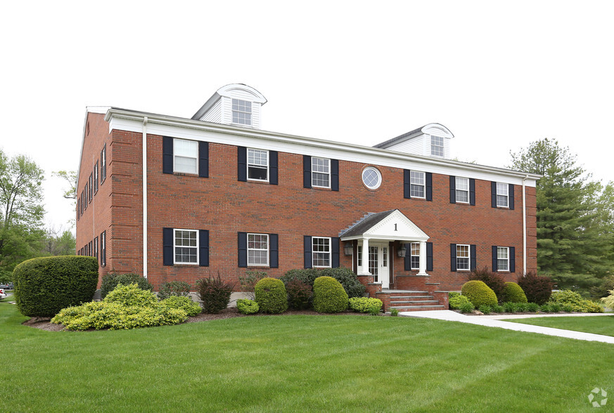 1 Barnard Ln, Bloomfield, CT à vendre - Photo principale - Image 1 de 2