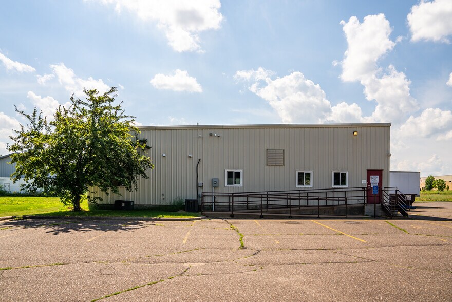 39724 Grand Ave, North Branch, MN à vendre - Photo du bâtiment - Image 3 de 24