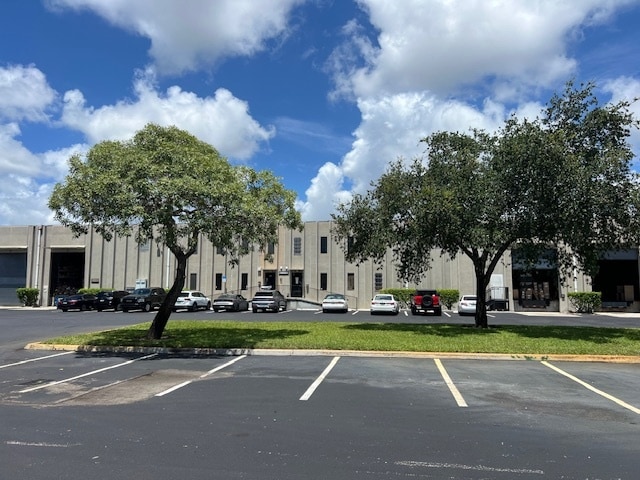 1721-1731 NW 33rd St, Pompano Beach, FL à louer - Photo du bâtiment - Image 2 de 5