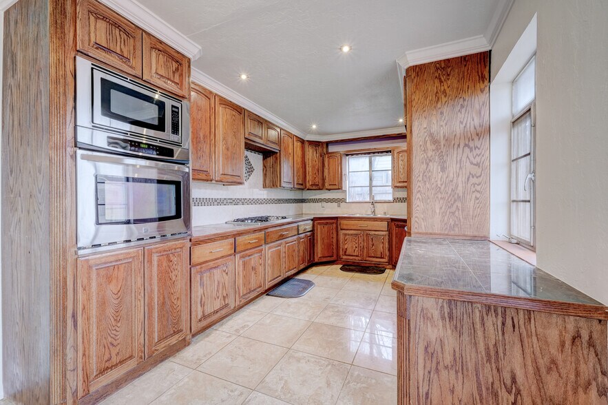6 package Residential single family home portfolio of 1 properties for sale on LoopNet.ca - Building Photo - Image 2 of 26