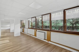 Office in Le Kremlin-Bicêtre for lease Interior Photo- Image 2 of 10