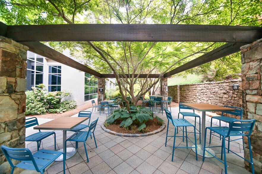 2301 Sugar Bush Rd, Raleigh, NC à louer - Photo du bâtiment - Image 3 de 8