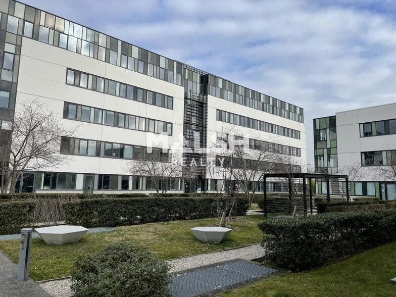 Office in Lyon for lease - Building Photo - Image 3 of 8