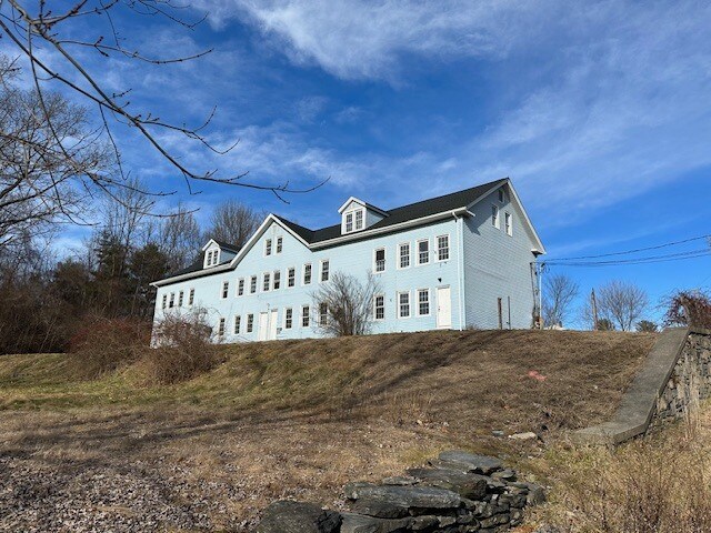 715 Riverside Dr, North Grosvenordale, CT à vendre Photo principale- Image 1 de 15