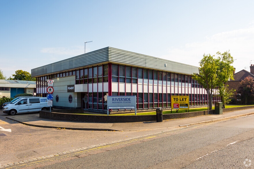 Walnut Tree Clos, Guildford for lease - Building Photo - Image 3 of 8