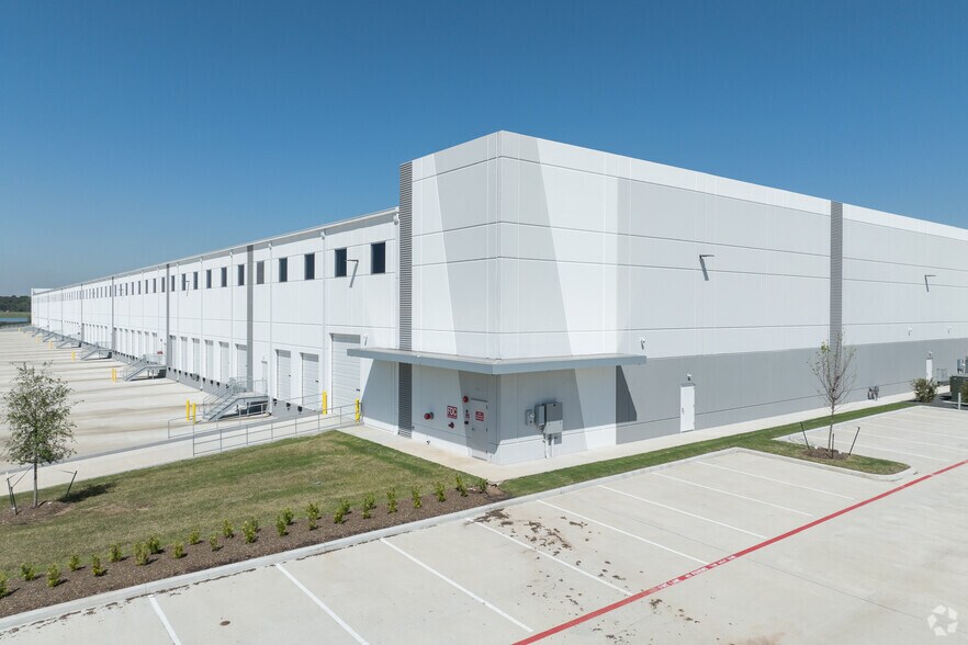 10055 W Lake Houston Pky, Houston, TX à louer - Photo du bâtiment - Image 2 de 4