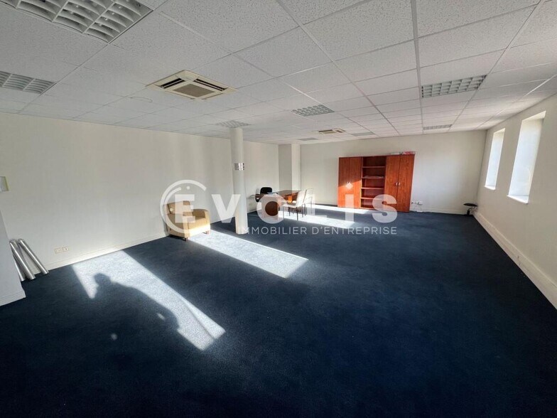 Office in Bussy-Saint-Georges for lease - Interior Photo - Image 1 of 5